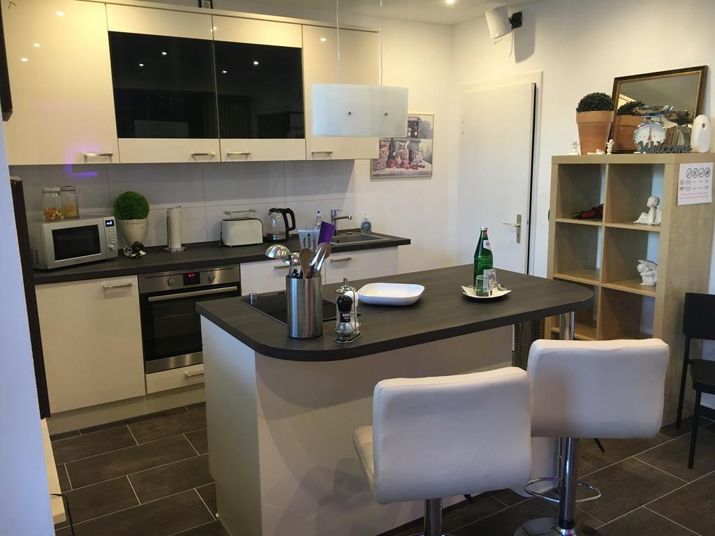 Messe Ferienwohnung Duesseldorf Oberkassel ภายนอก รูปภาพ